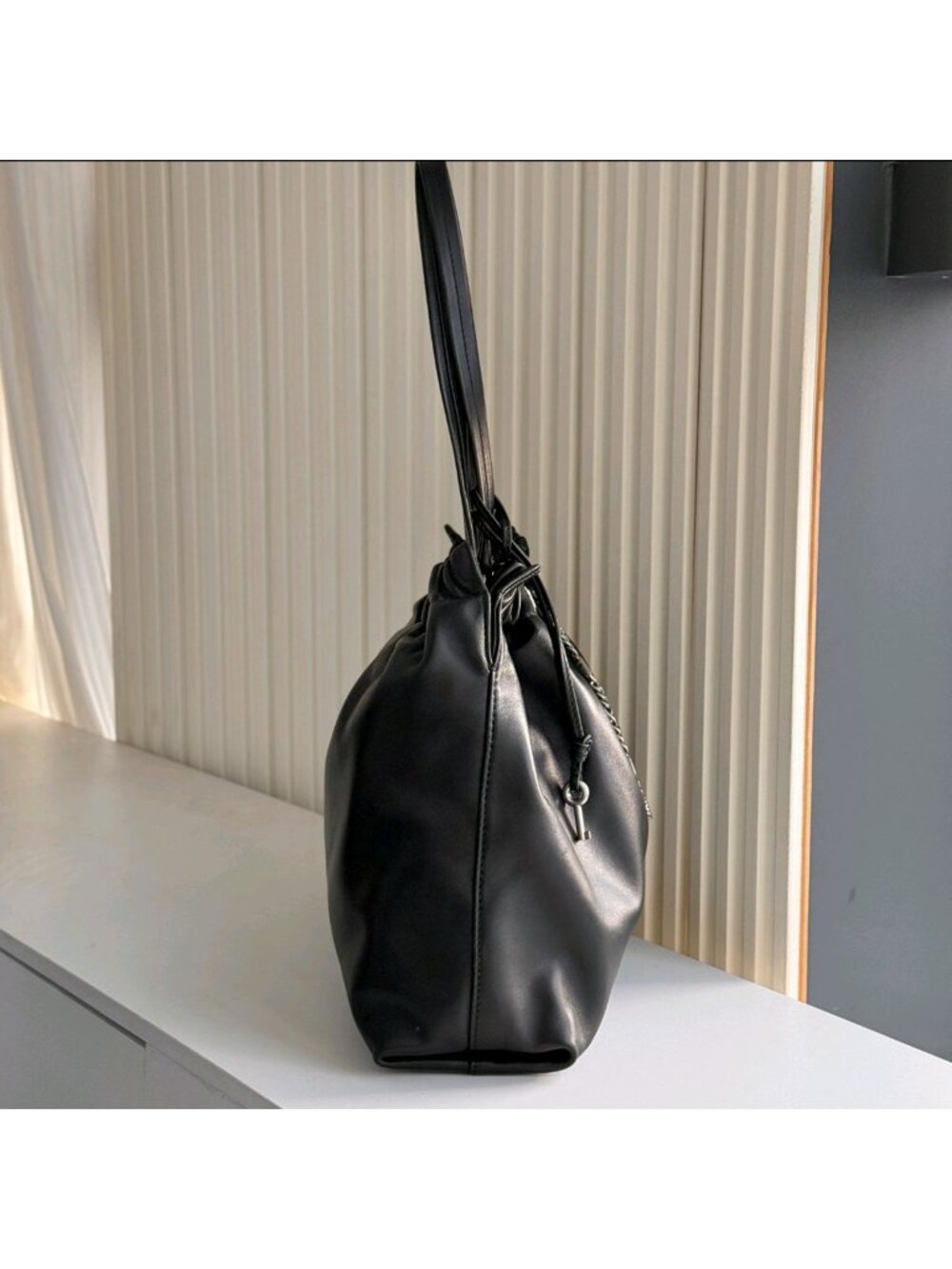 Marc Jacobs The Cristina Chain-Embellished Drawstring Leather Tote Black OS - Picture 7 of 12